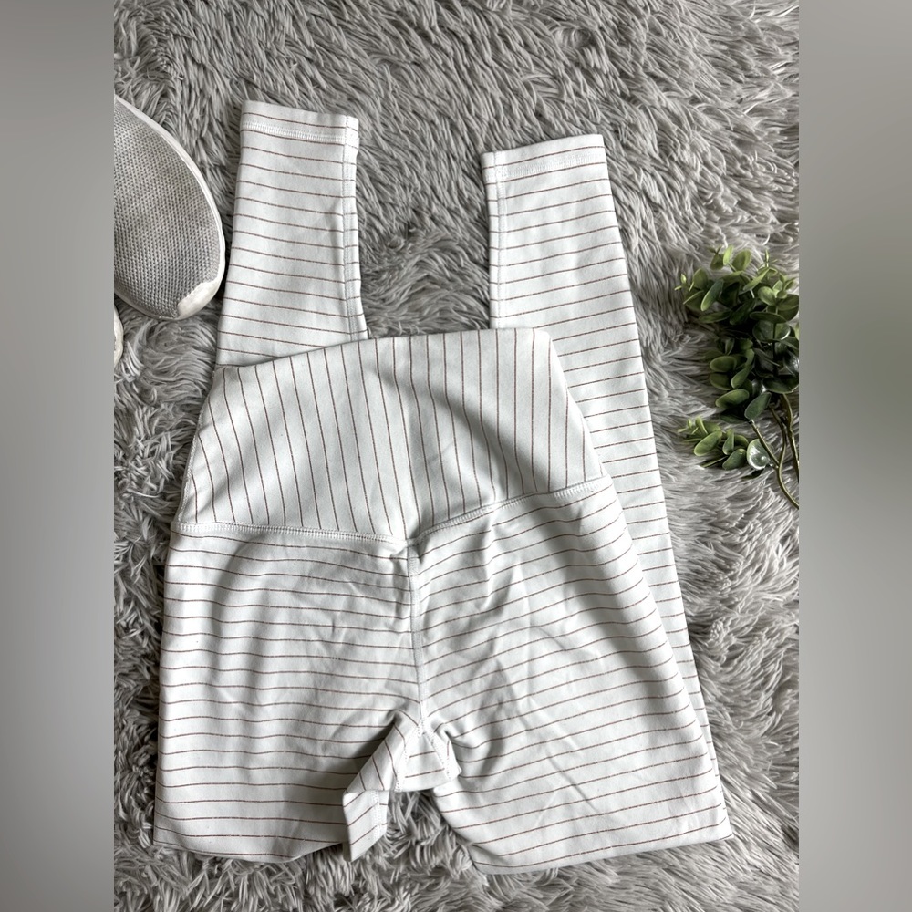 Glyder 7/8 white and gold stripe leggings size xs.